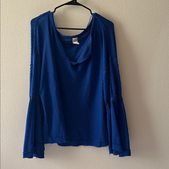 FREE PEOPLE WE THE FREE DAHLIA V-NECK BELL-SLEEVE THERMAL TOP SAPPHIRE large - Picture 2 of 8